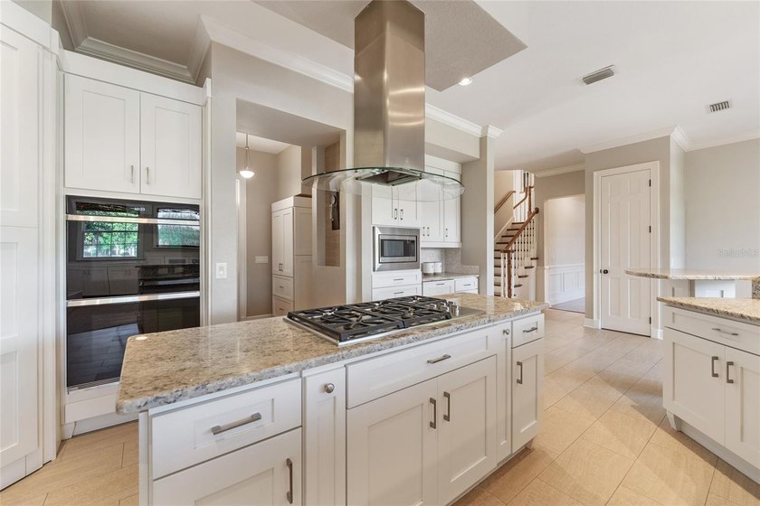 Under contract-accepting backup offers. Classic elegance defined - photo 8