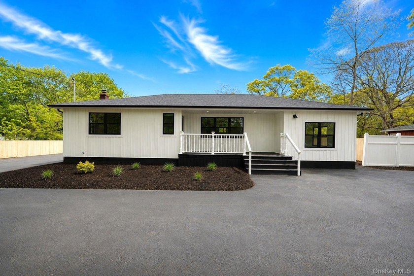 LIVING LUXURY In The Heart Of Center Moriches! This Hamptons - photo 3