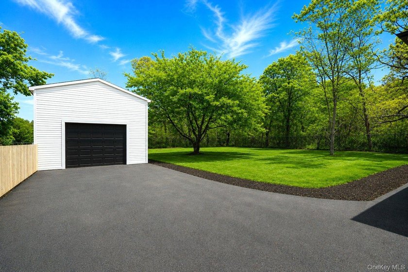 LIVING LUXURY In The Heart Of Center Moriches! This Hamptons - photo 5