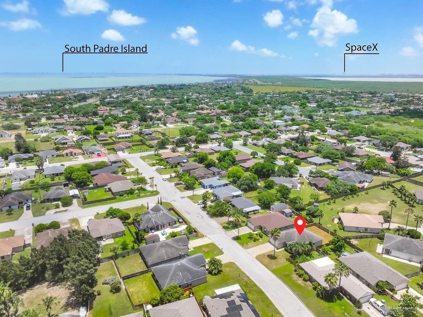 Completely remodeled 3-bedroom, 2-bath home in a desirable golf - photo 31