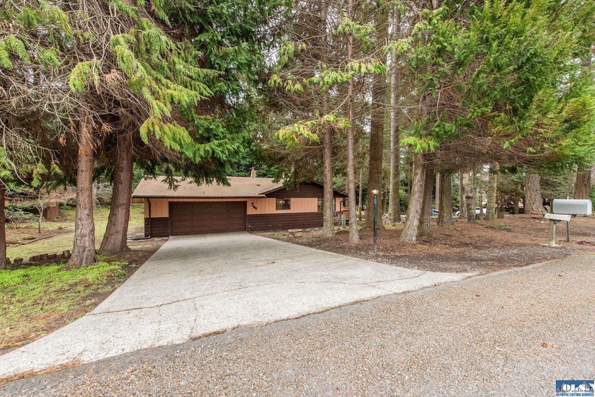 Very nice 2 bedroom, 2.5 bath home on beautifully wooded lot - photo 4
