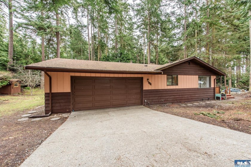 Very nice 2 bedroom, 2.5 bath home on beautifully wooded lot - photo 5