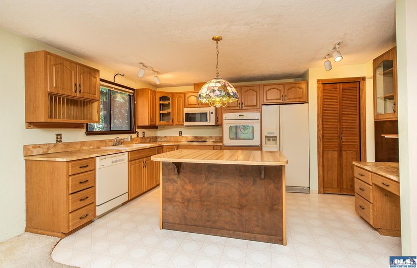 Very nice 2 bedroom, 2.5 bath home on beautifully wooded lot - photo 8