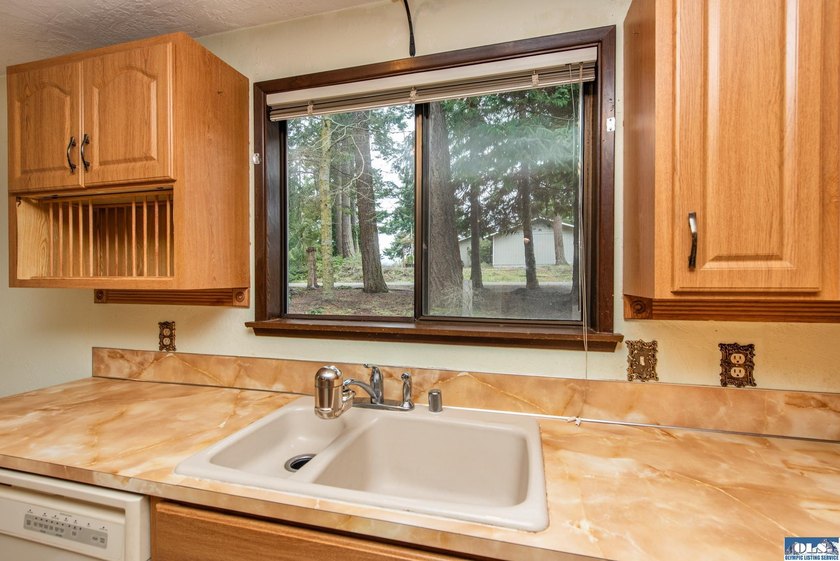 Very nice 2 bedroom, 2.5 bath home on beautifully wooded lot - photo 9