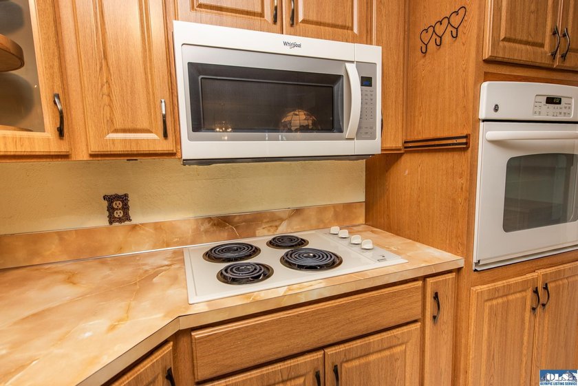 Very nice 2 bedroom, 2.5 bath home on beautifully wooded lot - photo 10