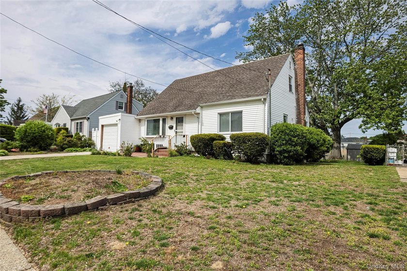 Welcome to this charming 4-bedroom, 2-full-bath Cape located in - photo 2