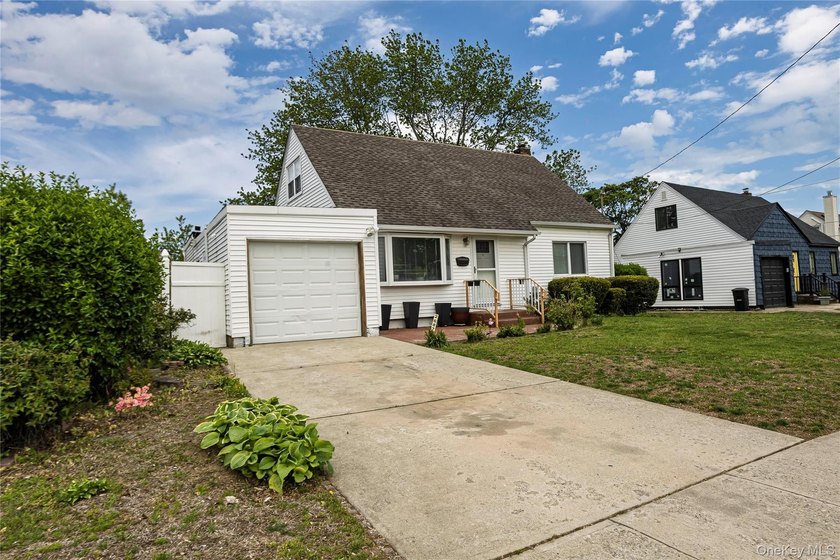 Welcome to this charming 4-bedroom, 2-full-bath Cape located in - photo 4