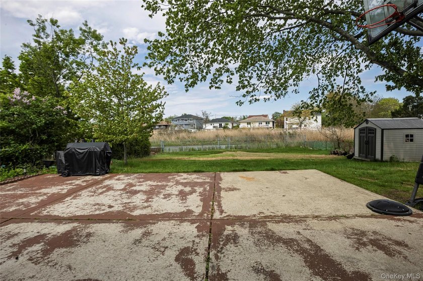 Welcome to this charming 4-bedroom, 2-full-bath Cape located in - photo 6