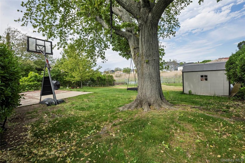 Welcome to this charming 4-bedroom, 2-full-bath Cape located in - photo 7
