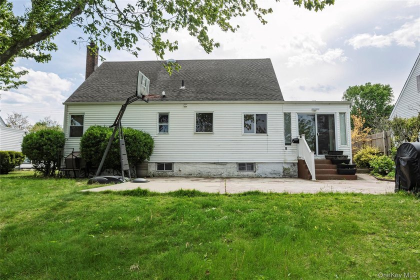 Welcome to this charming 4-bedroom, 2-full-bath Cape located in - photo 8