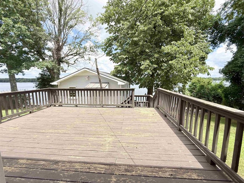 This waterfront home sits on Pickwick Lake. With 119 ft of - photo 15