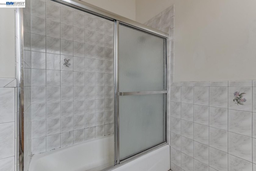GREAT INVESTMENT! Live upstairs. Rent downstairs. Let San - photo 18