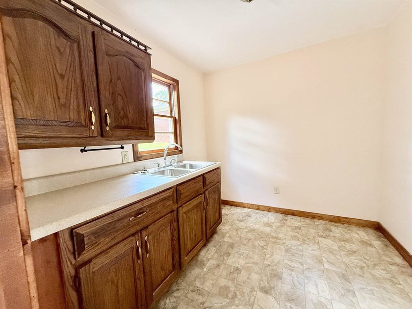 This waterfront home sits on Pickwick Lake. With 119 ft of - photo 21