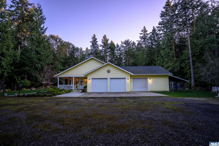 Tucked into the sought-after Panorama Vista community near - photo 2