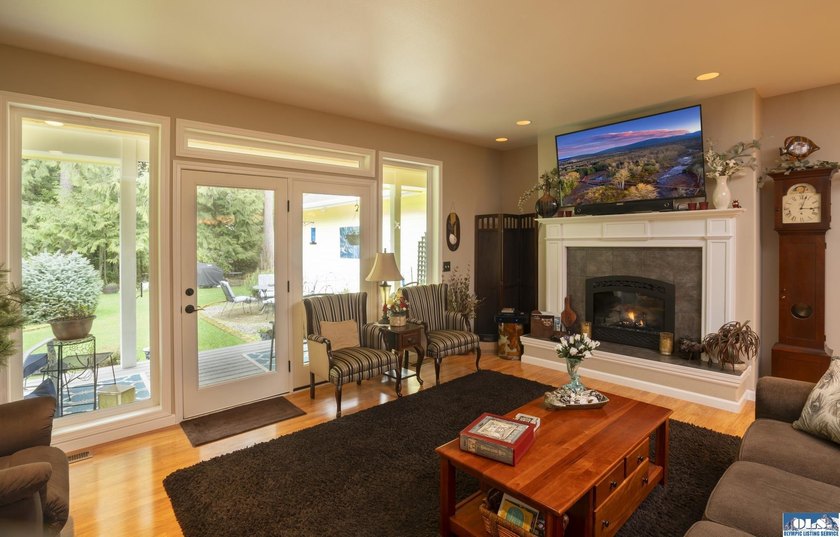 Tucked into the sought-after Panorama Vista community near - photo 4