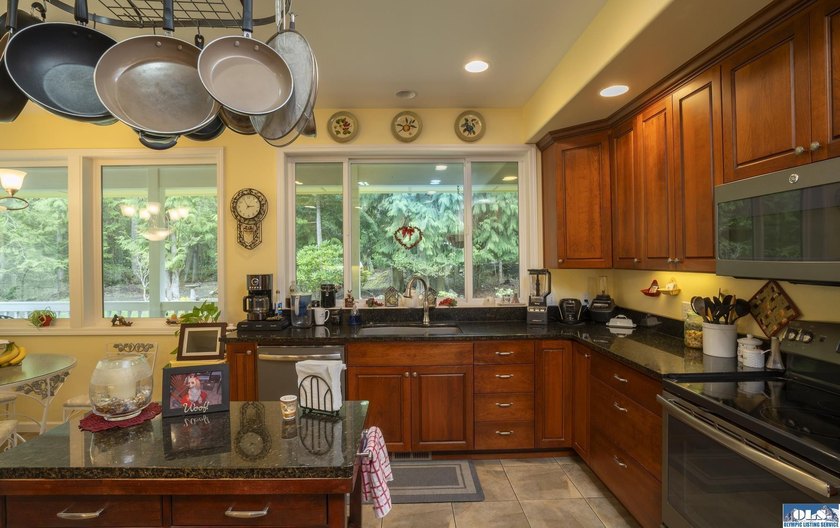 Tucked into the sought-after Panorama Vista community near - photo 10