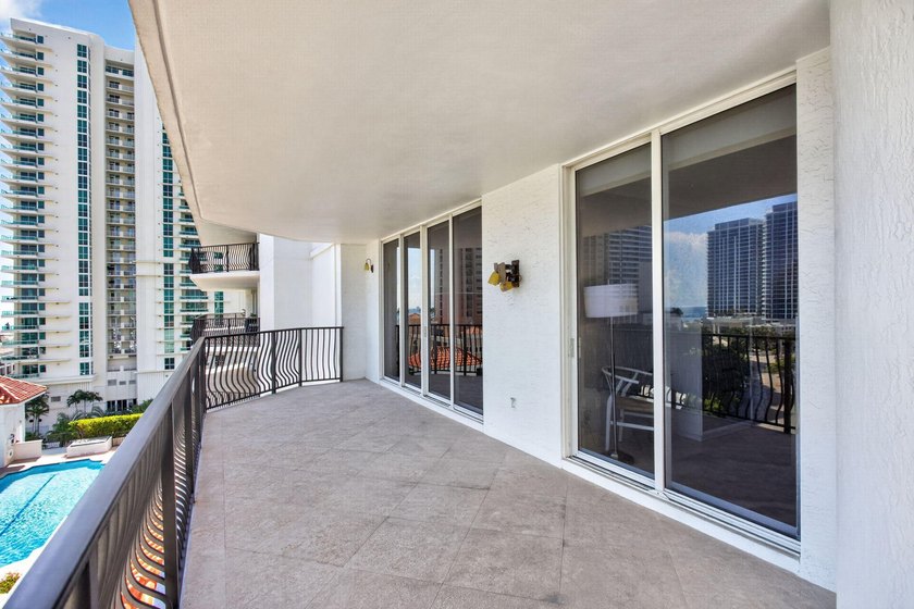 Large 2 bed 2 bath residence at Jackson Tower with panoramic - photo 11