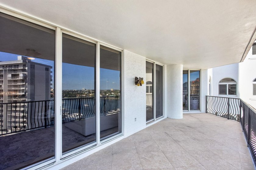 Large 2 bed 2 bath residence at Jackson Tower with panoramic - photo 12