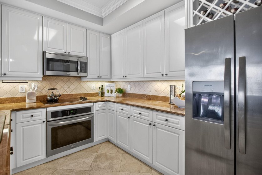 Large 2 bed 2 bath residence at Jackson Tower with panoramic - photo 14