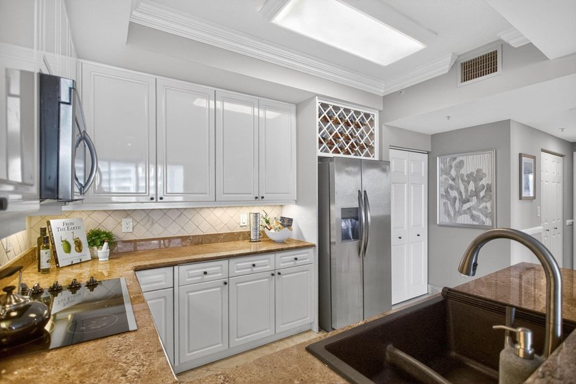 Large 2 bed 2 bath residence at Jackson Tower with panoramic - photo 15