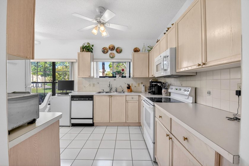 Welcome home to this beautifully maintained first floor condo - photo 16