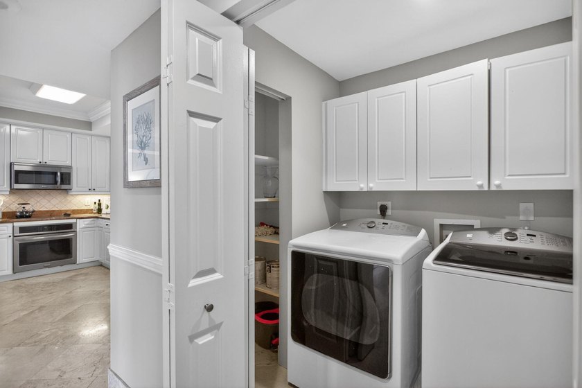 Large 2 bed 2 bath residence at Jackson Tower with panoramic - photo 16
