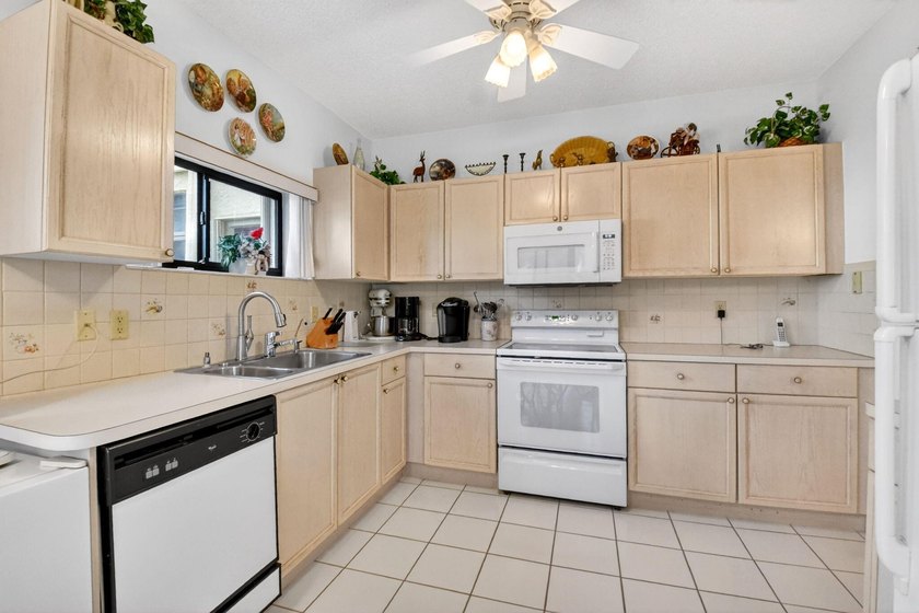 Welcome home to this beautifully maintained first floor condo - photo 17