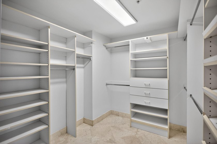 Large 2 bed 2 bath residence at Jackson Tower with panoramic - photo 21