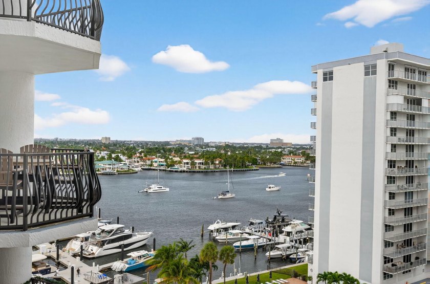 Large 2 bed 2 bath residence at Jackson Tower with panoramic - photo 29