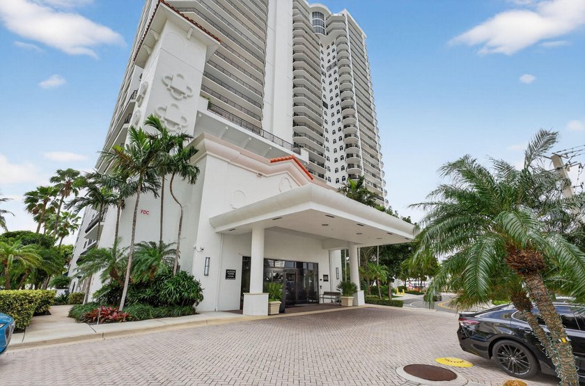 Large 2 bed 2 bath residence at Jackson Tower with panoramic - photo 30