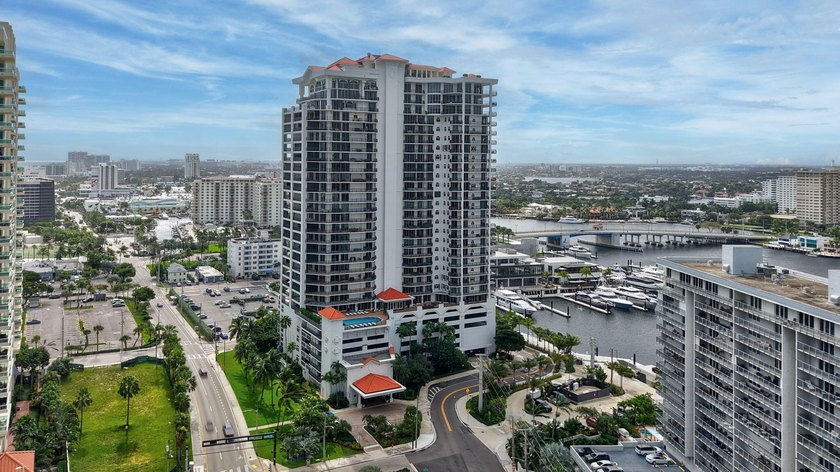 Large 2 bed 2 bath residence at Jackson Tower with panoramic - photo 39