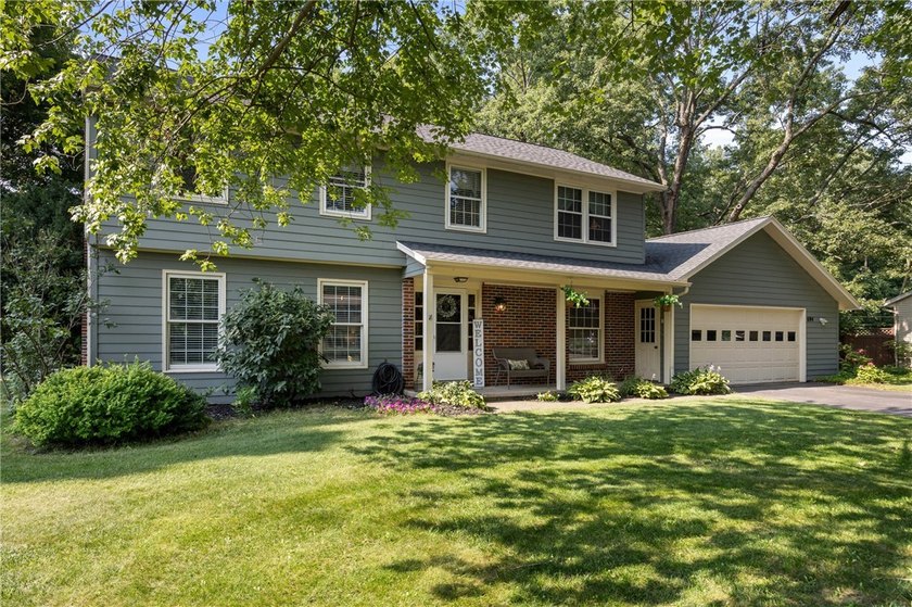Welcome home to this beautiful 4-bedroom, 2.5-bath Colonial - photo 3
