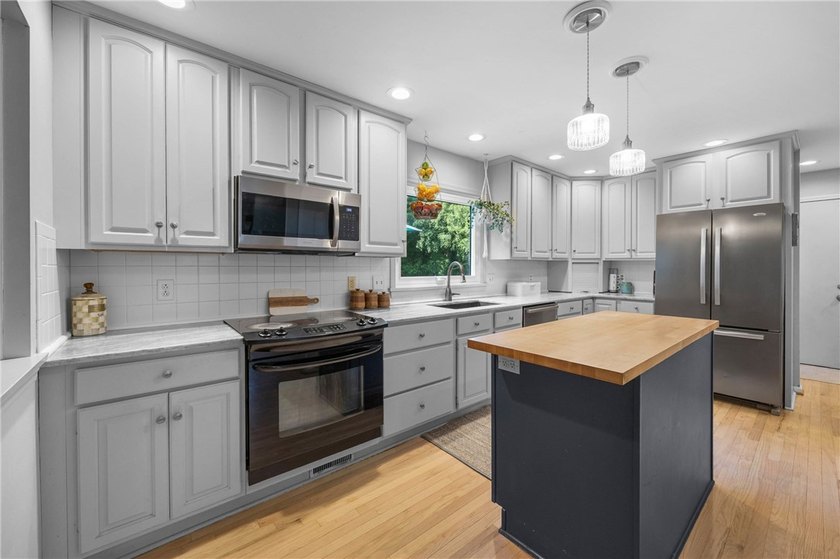 Welcome home to this beautiful 4-bedroom, 2.5-bath Colonial - photo 6