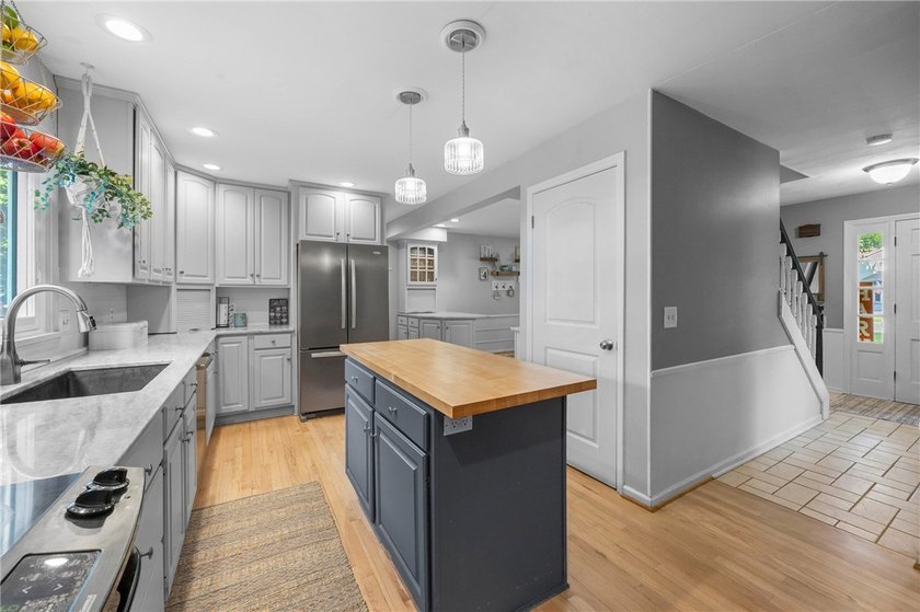 Welcome home to this beautiful 4-bedroom, 2.5-bath Colonial - photo 7