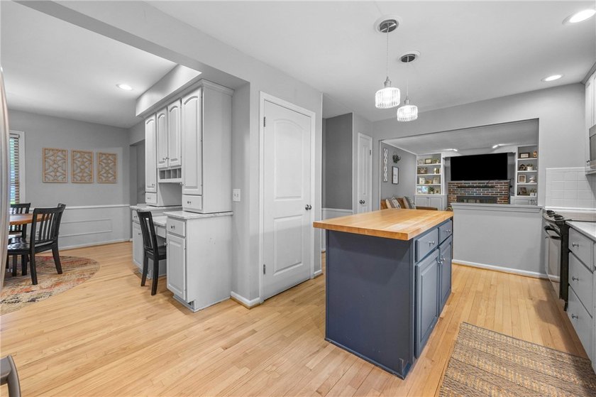 Welcome home to this beautiful 4-bedroom, 2.5-bath Colonial - photo 9