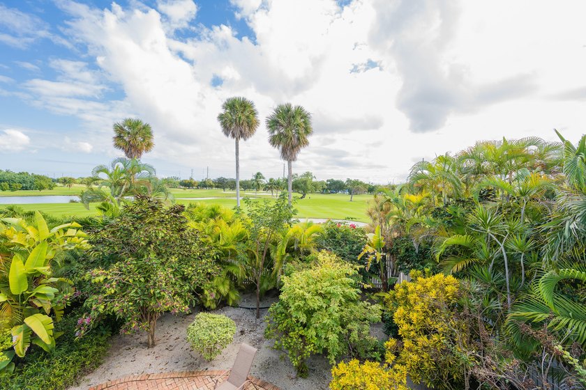 Beautifully maintained Golf Club home overlooking the 17th hole - photo 30