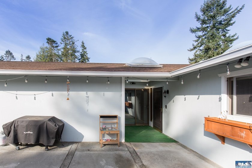 Welcome to this beautiful single-level condo nestled in the - photo 2