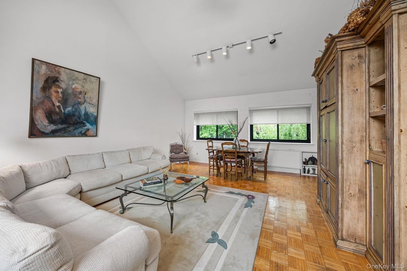 Sophisticated duplex living in the heart of Great Neck. This - photo 3