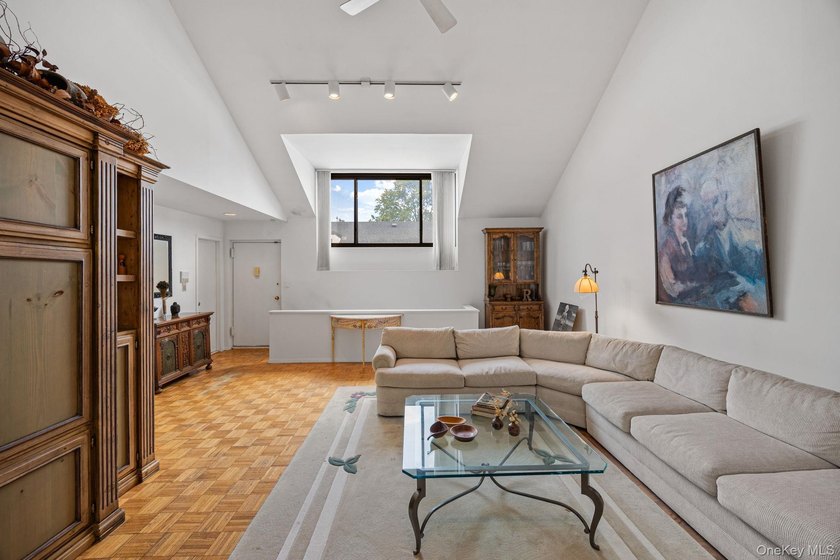 Sophisticated duplex living in the heart of Great Neck. This - photo 5