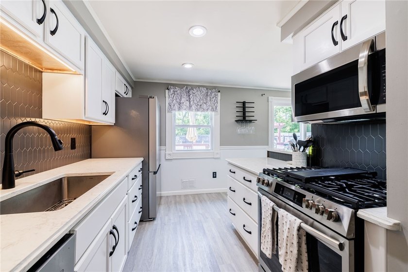 Welcome home to this beautifully updated split-level in the - photo 6