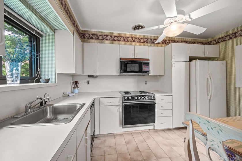 Sophisticated duplex living in the heart of Great Neck. This - photo 7