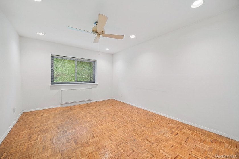 Sophisticated duplex living in the heart of Great Neck. This - photo 8