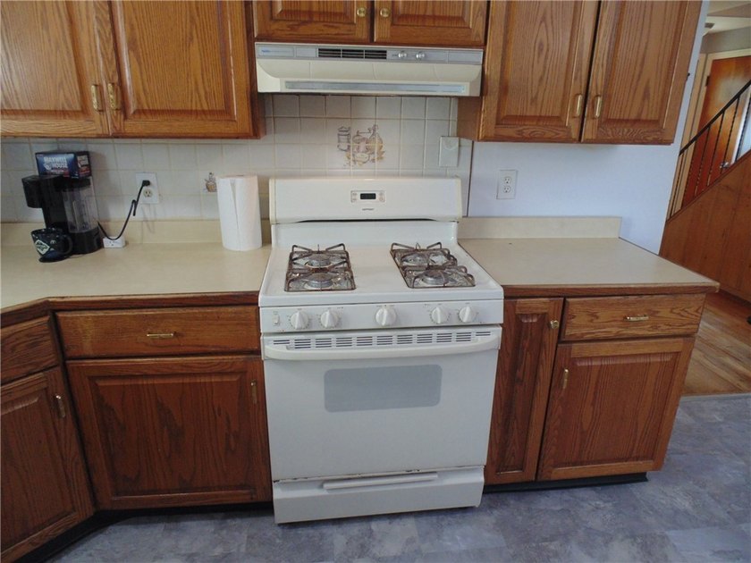 Move right into this well-maintained 4-bedroom Cape Cod in the - photo 4