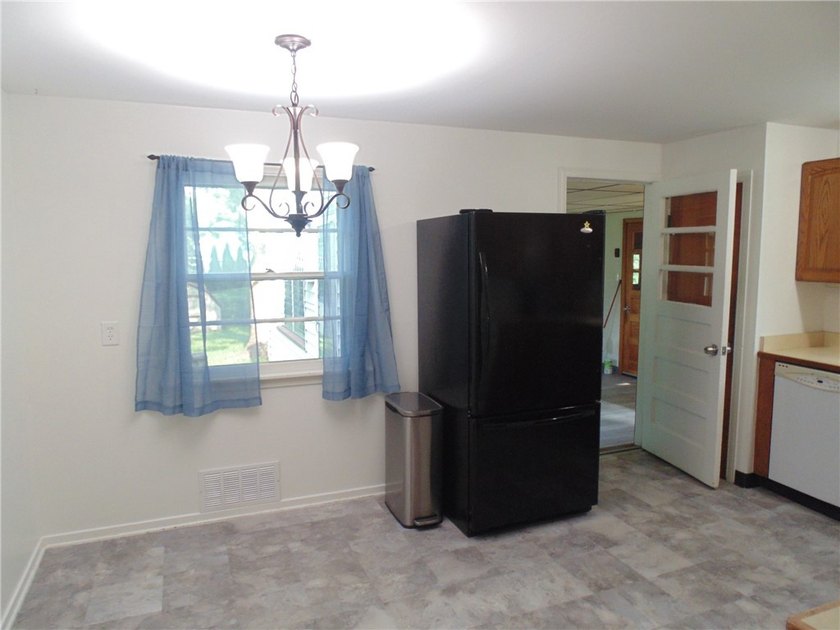 Move right into this well-maintained 4-bedroom Cape Cod in the - photo 5