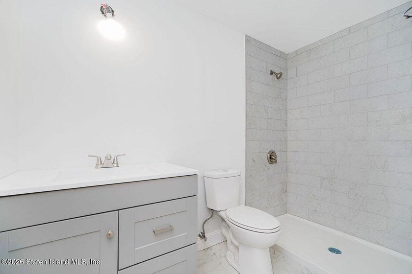 Large new construction 6 over 6 with 9' ceilings. hardwood - photo 7