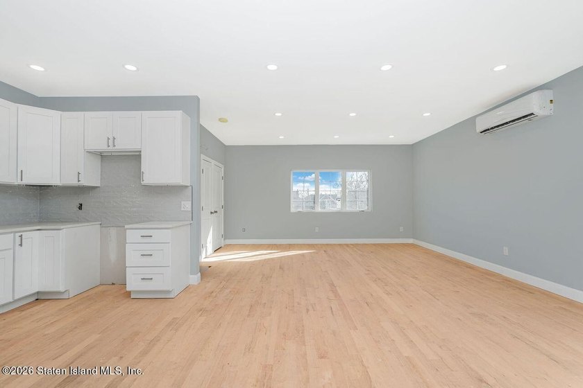 Large new construction 6 over 6 with 9' ceilings. hardwood - photo 10