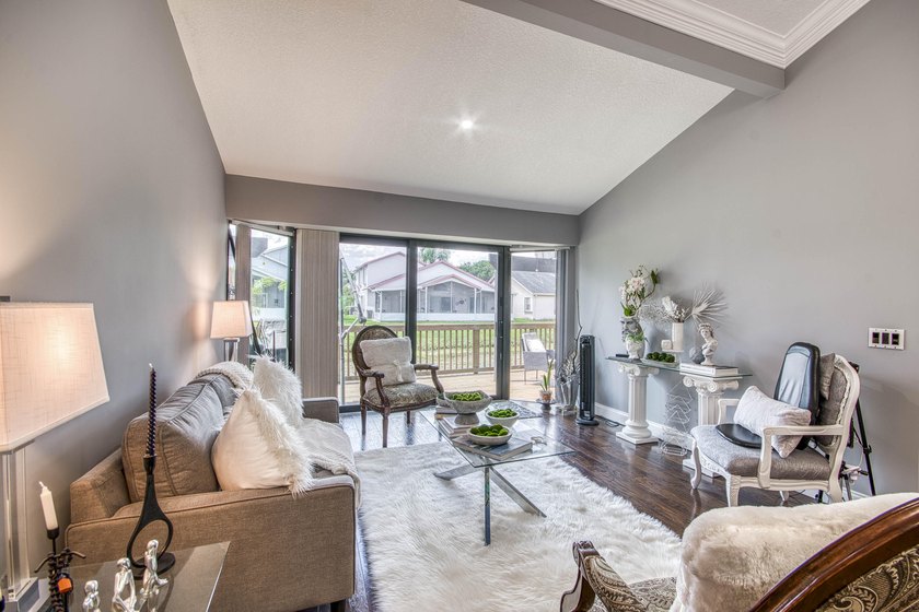 Updated, bright and move-in-ready villa in Landings at River - photo 11