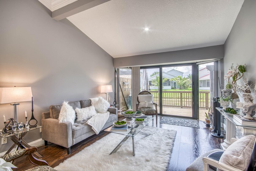 Updated, bright and move-in-ready villa in Landings at River - photo 12