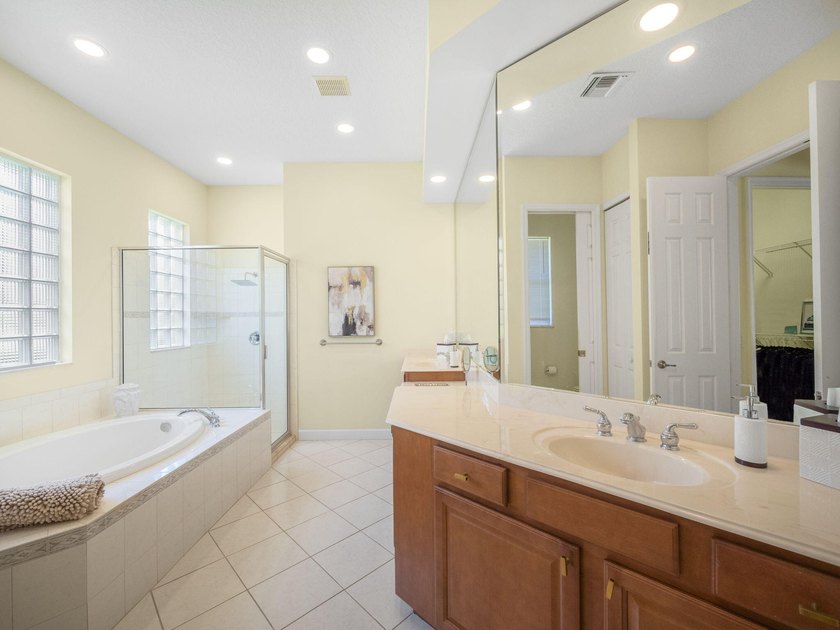 Lovely Furnished Home with Golf Course View. This 2 possible 3BD - photo 13