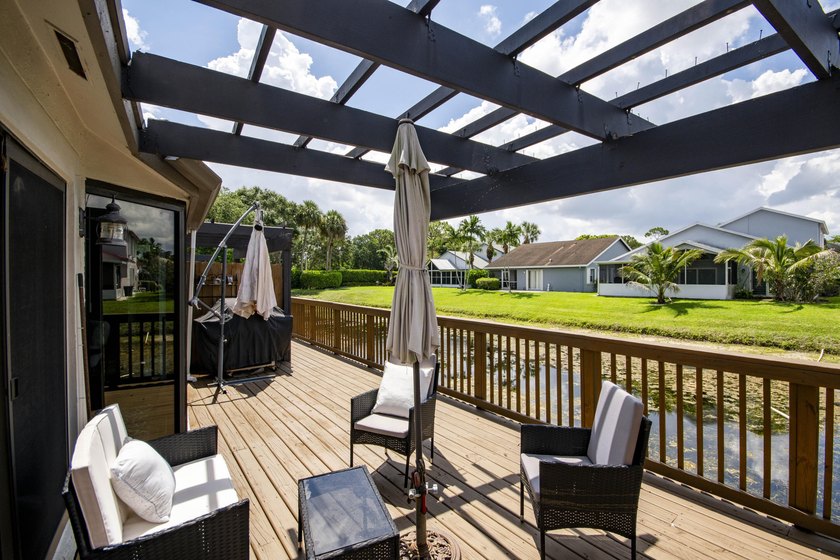 Updated, bright and move-in-ready villa in Landings at River - photo 13